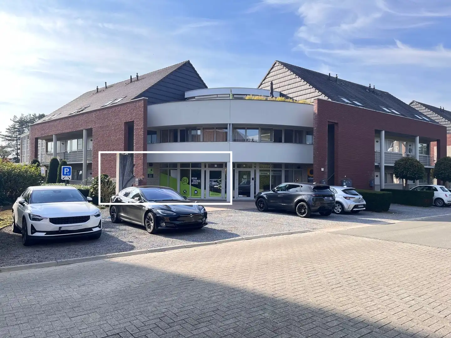 Gelijkvloers handelspand van 174 m² foto {{pictureIndex}}