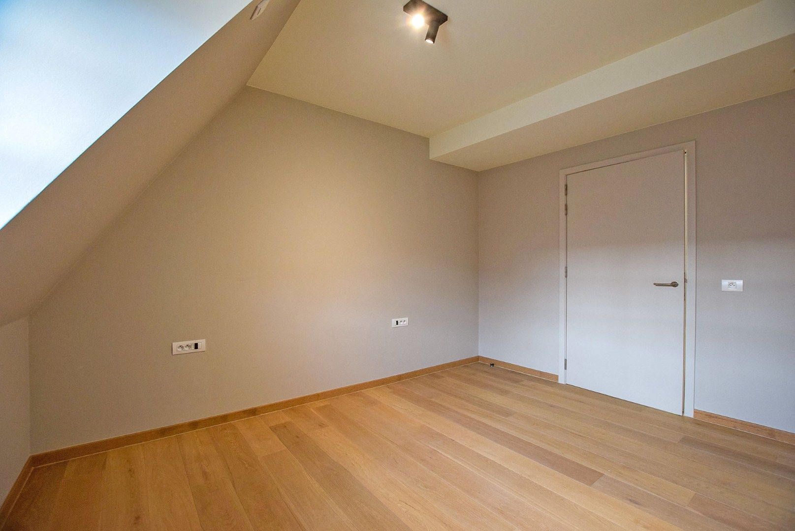 Uiterst goed onderhouden assistentieflat (55m² + 11m² terras) met 1 slaapkamer te Nieuwpoort.  foto 6