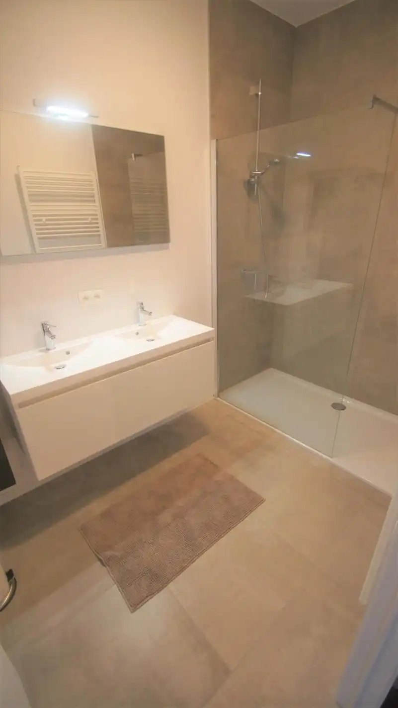 Luxueus en ruim nieuwbouwapp. met 2 slpks, terras en autostaanplaats foto 9