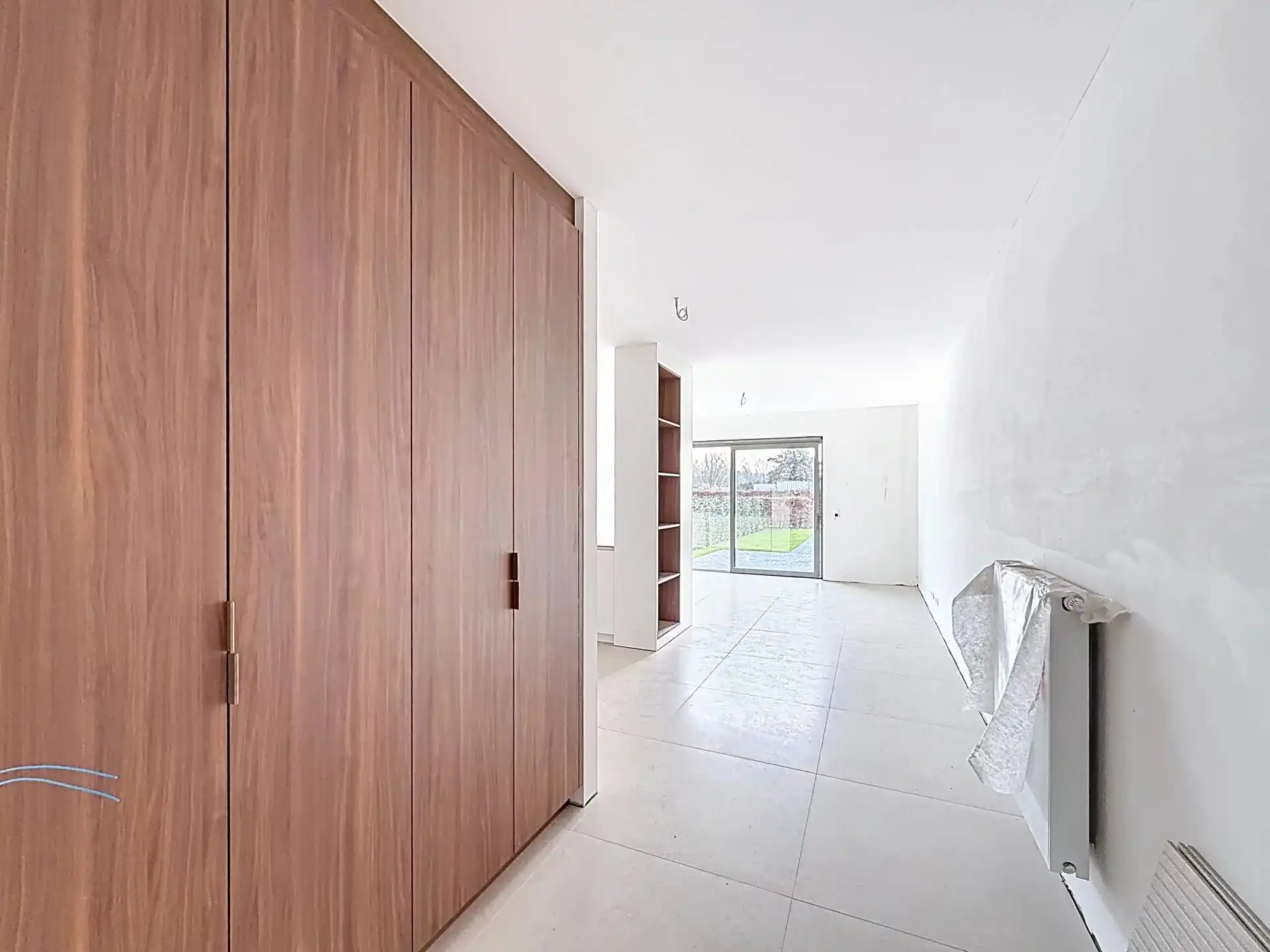 Luxueus en modern afgewerkt gelijkvloers appartement met tuin, 1 slaapkamer en 2 staanplaatsen. foto 4