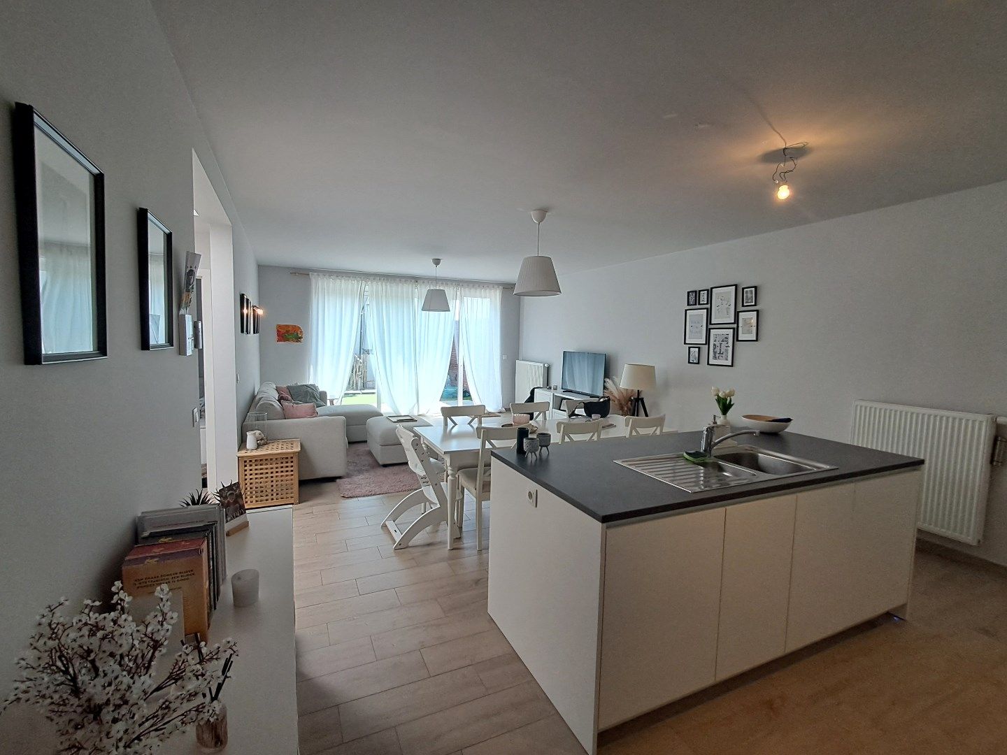 Ruim gelijkvloers appartement met tuin en carport! foto 5