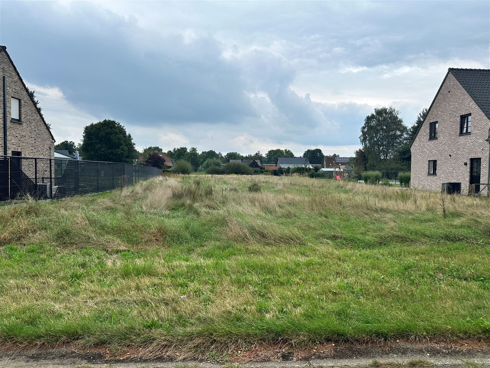 UITERST RUSTIG DOCH CENTRAAL GELEGEN BOUWGROND VOOR HALF OPEN BEBOUWING TE BEVERLO foto 2