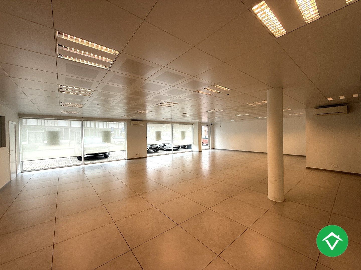 Ruim handelspand van 183m² op een centrale ligging te Roeselare foto 4