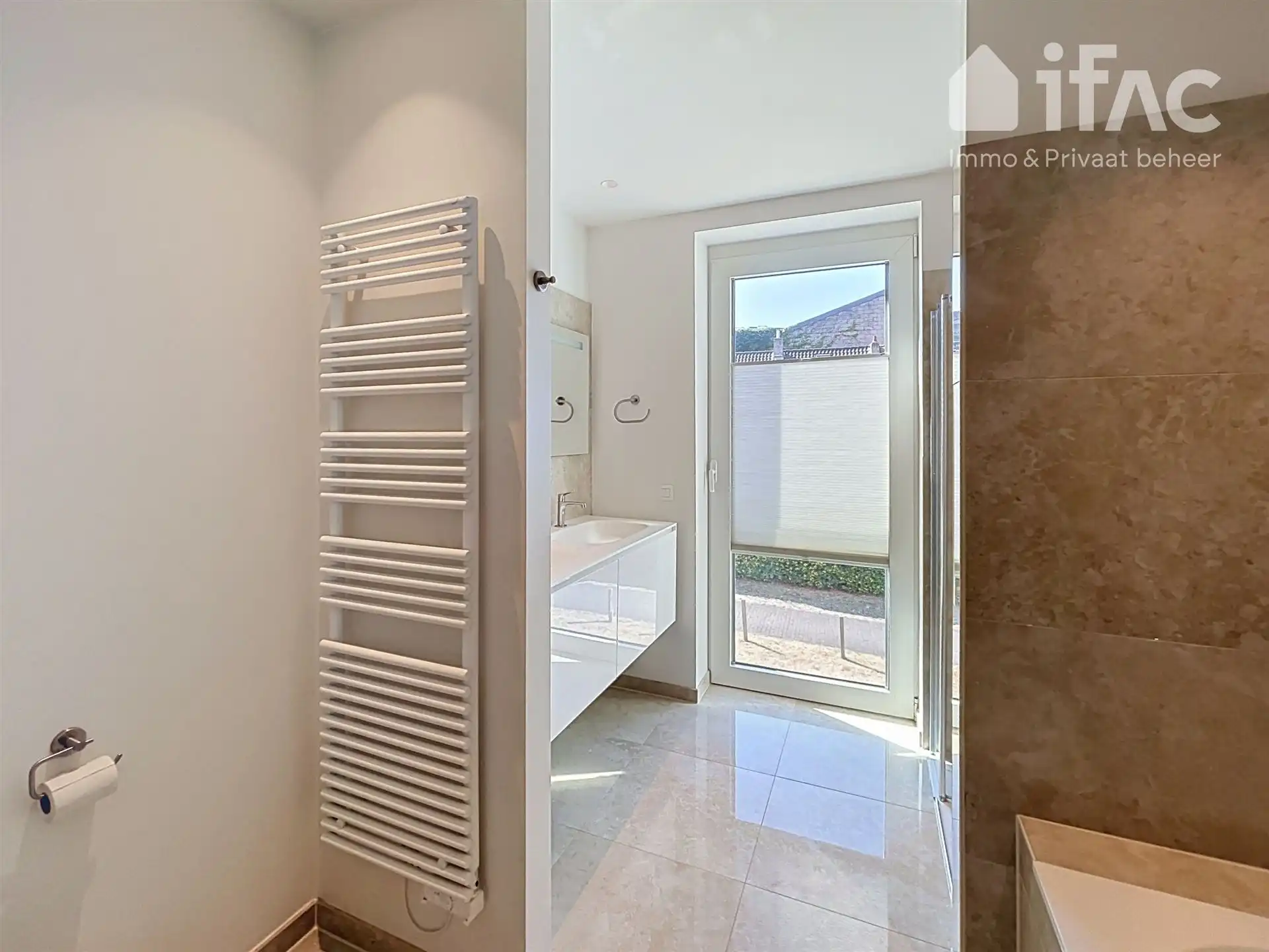 Uitstekend afgewerkt 2 slaapkamer appartement met mooi zicht foto 17