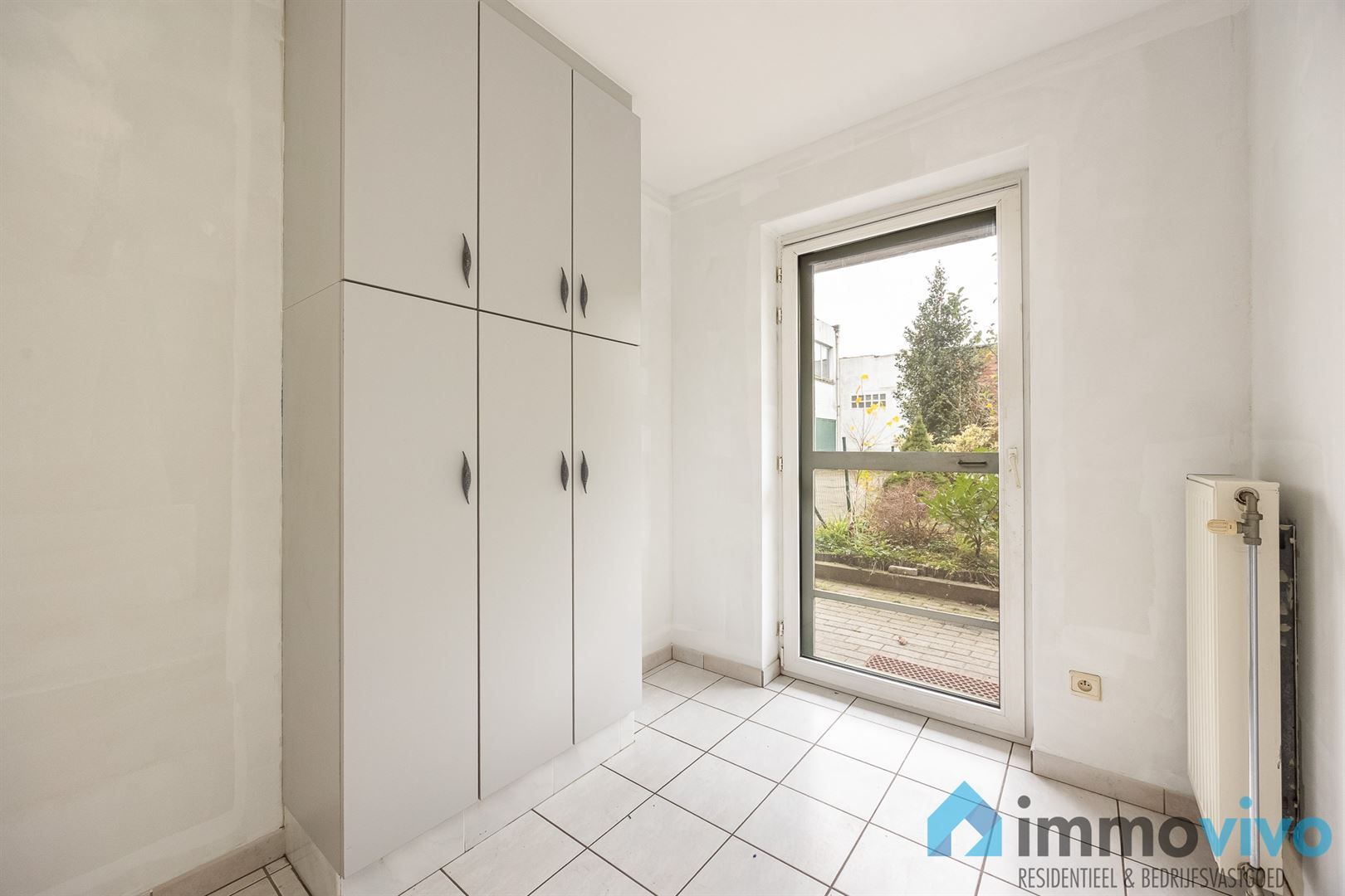 Licht op te frissen gelijkvloersappartement met 2/3 slaapkamers, tuin en garage. foto 9