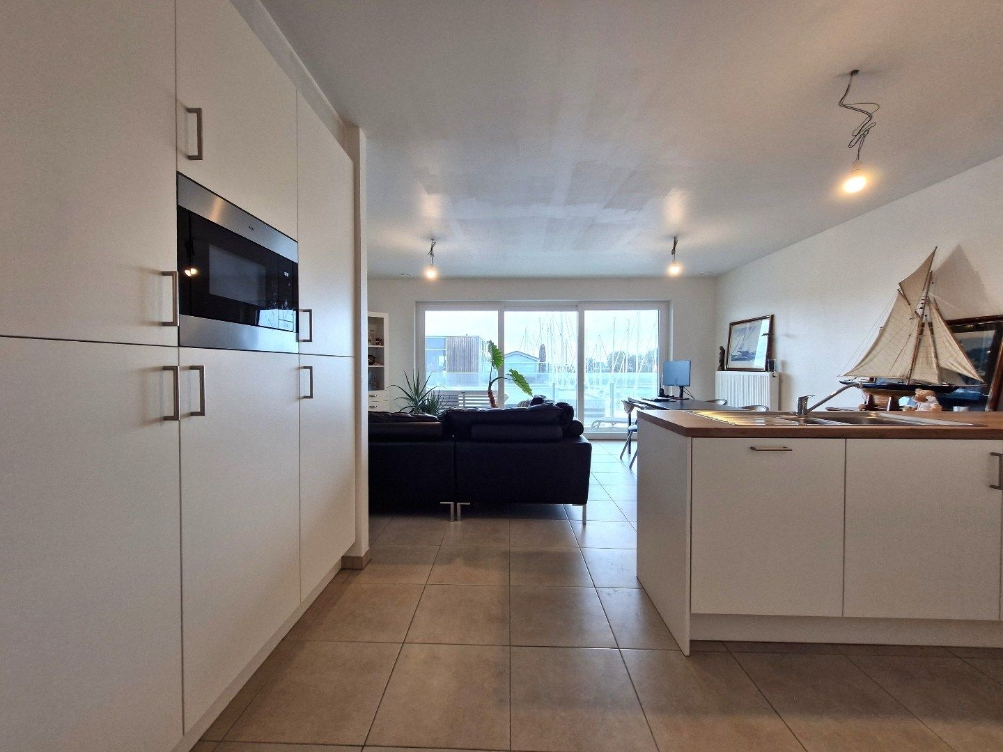 Nieuwbouwappartement met twee grote terrassen met open zichten over de jachthaven. foto 3