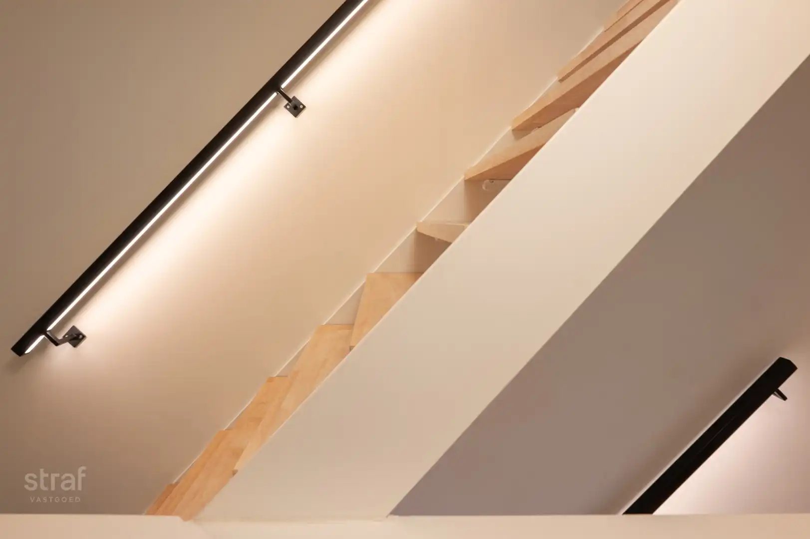 Bijna-nieuwbouwwoning met 4 slpks in hartje Zwijndrecht foto 20