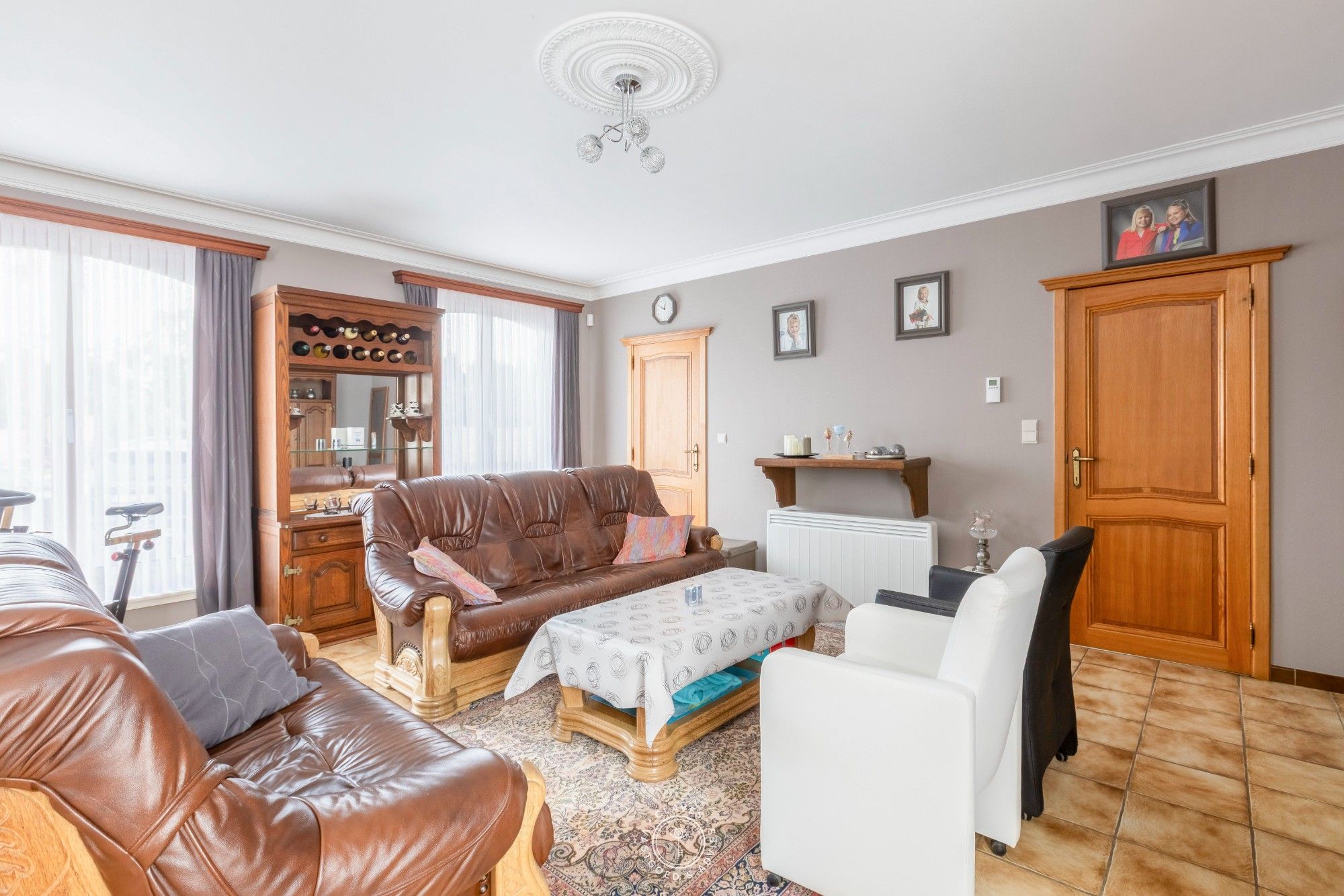 Charmante en ruime woning met 4 slaapkamers en 3 garages foto 10