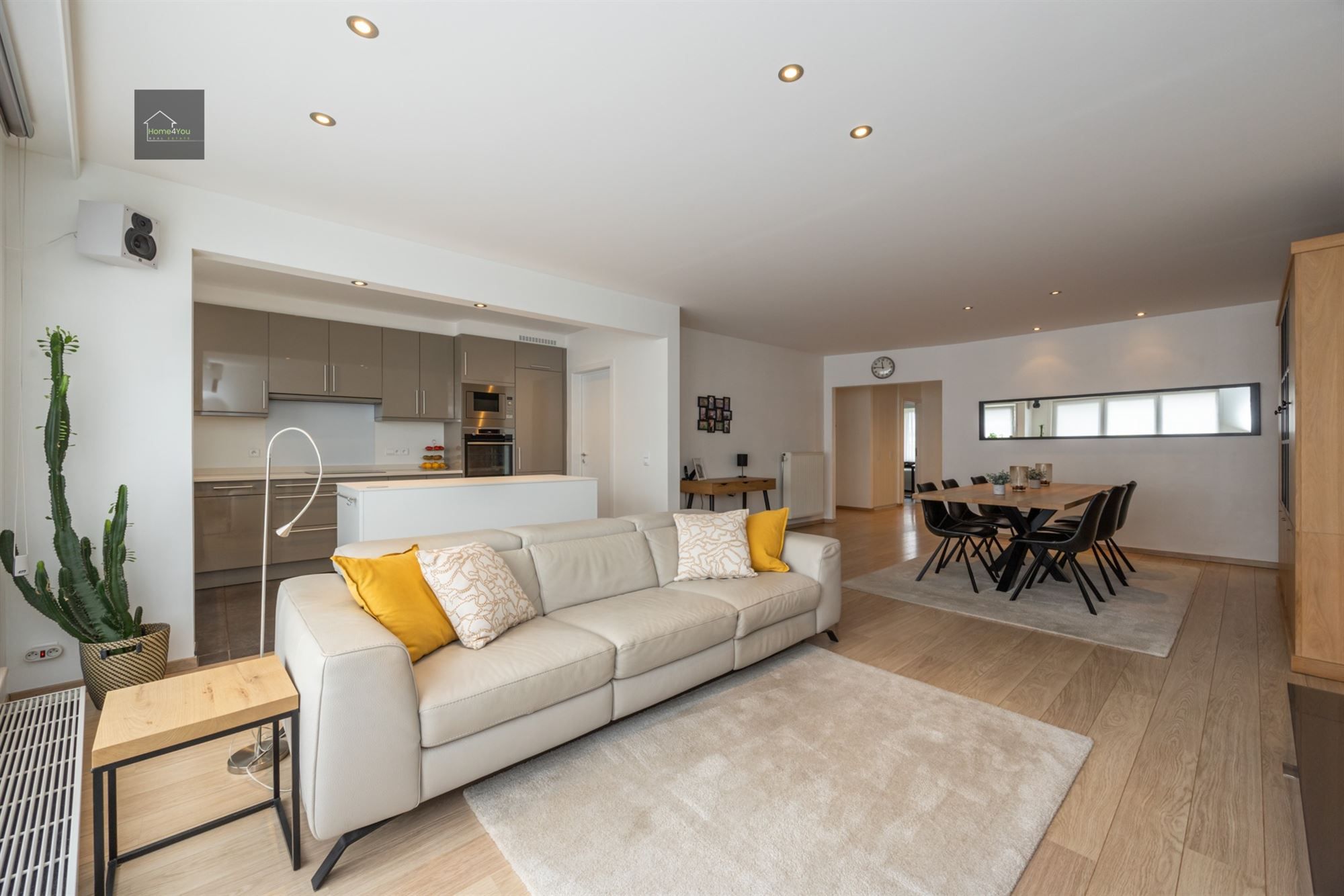Ruim instapklaar appartement met garage en staanplaats foto 5