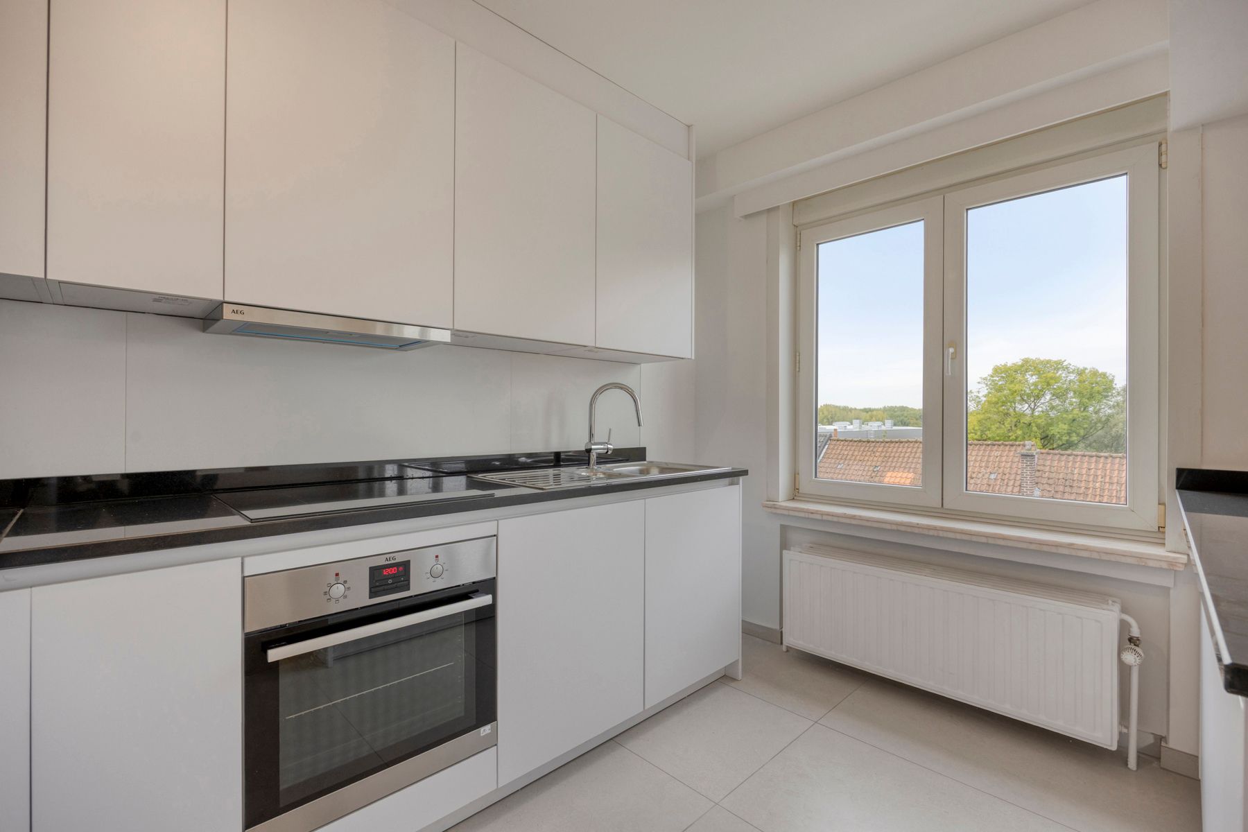 Luxueus gerenoveerd appartement met twee kamers en garage foto 5