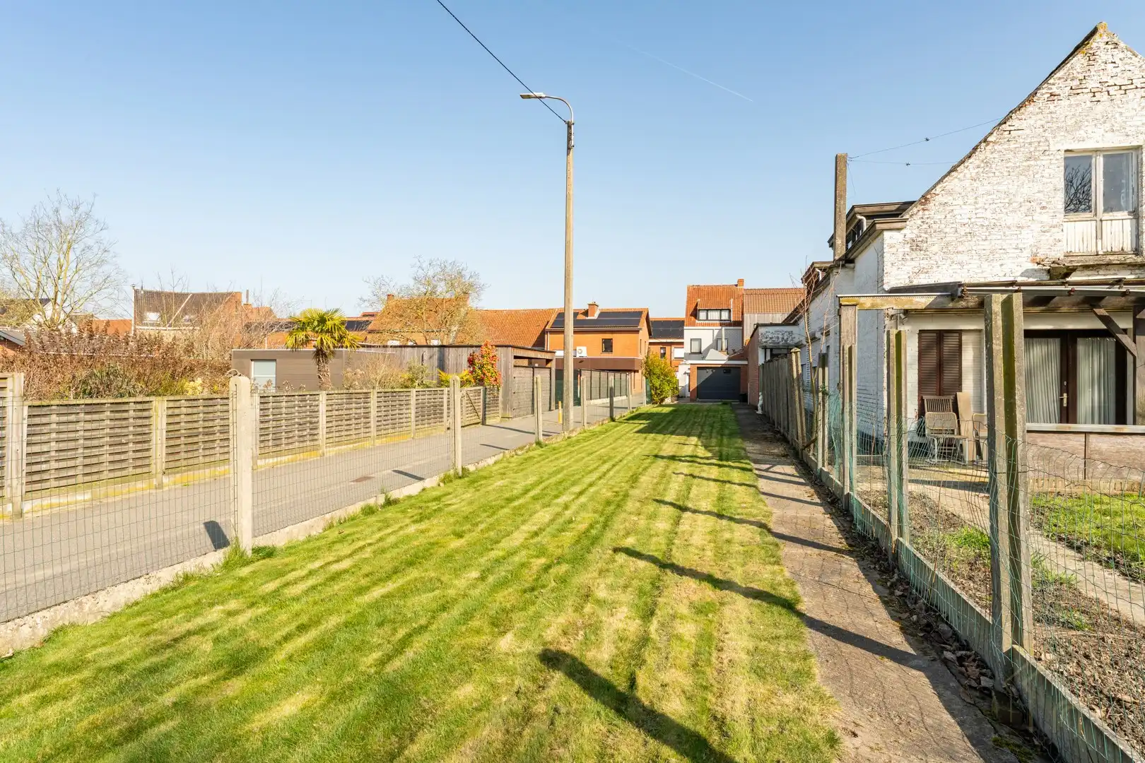 Halfopen gezinswoning met 5 slaapkamers en diepe tuin met uitweg foto 4