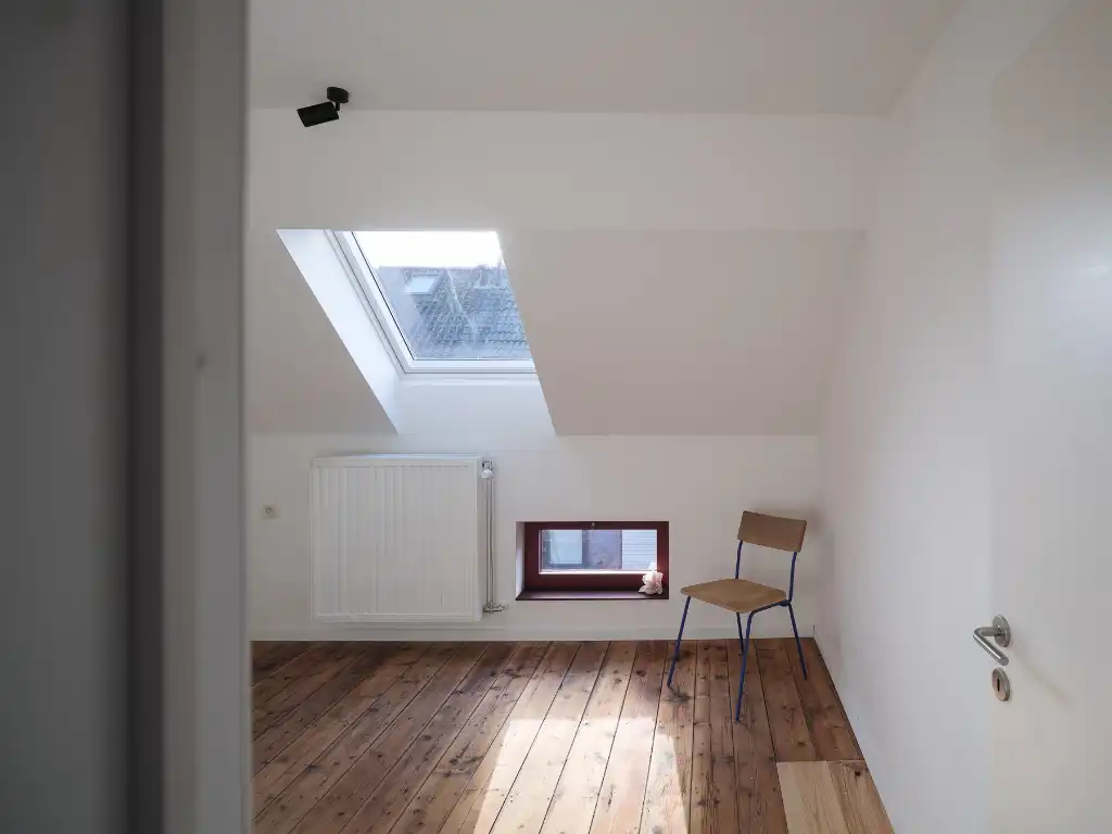 Architecturaal gerenoveerde, compacte woning met stadskoer naar de hand van ‘Hanne & Sam Architecten’ met 2 volwaardige slaapkamers op een boogscheut van Gent. foto 15