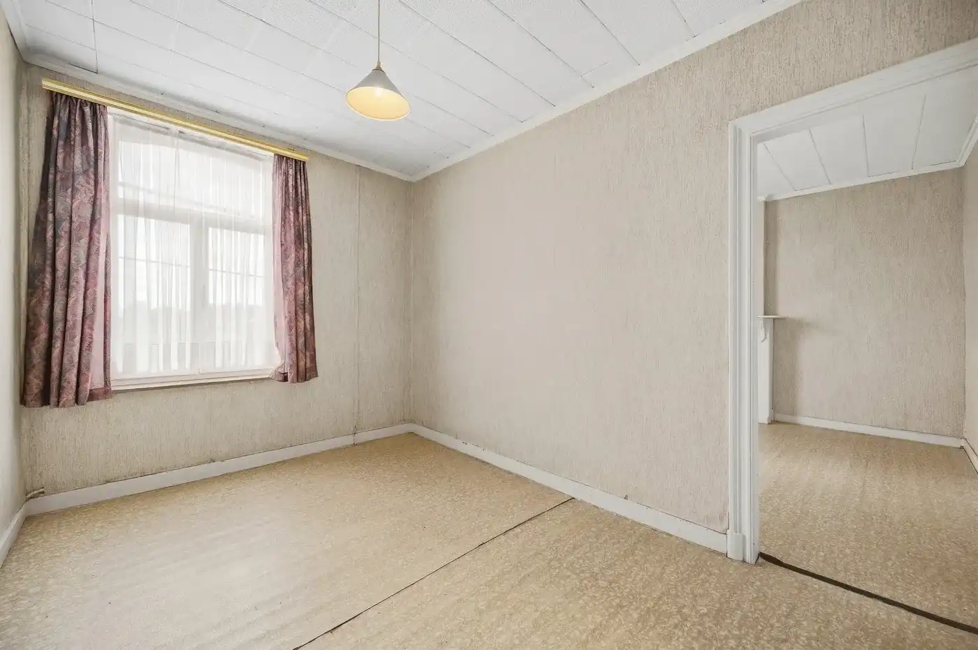 Charmante renovatiewoning met grote tuin en garage op royaal perceel foto 14