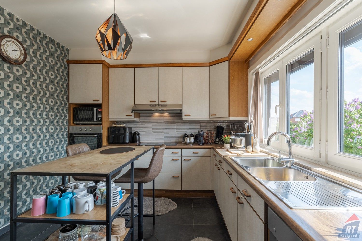 Grondig gerenoveerde open bebouwing op 10a11ca met garage en 5 slaapkamers foto 7