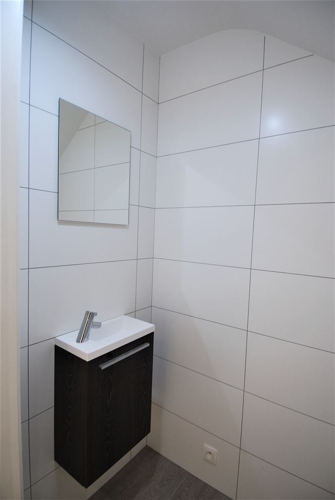 Volledig gerenoveerd duplex-appartement met 2 slaapkamers in het centrum van Maaseik met moderne afwerking. foto 19