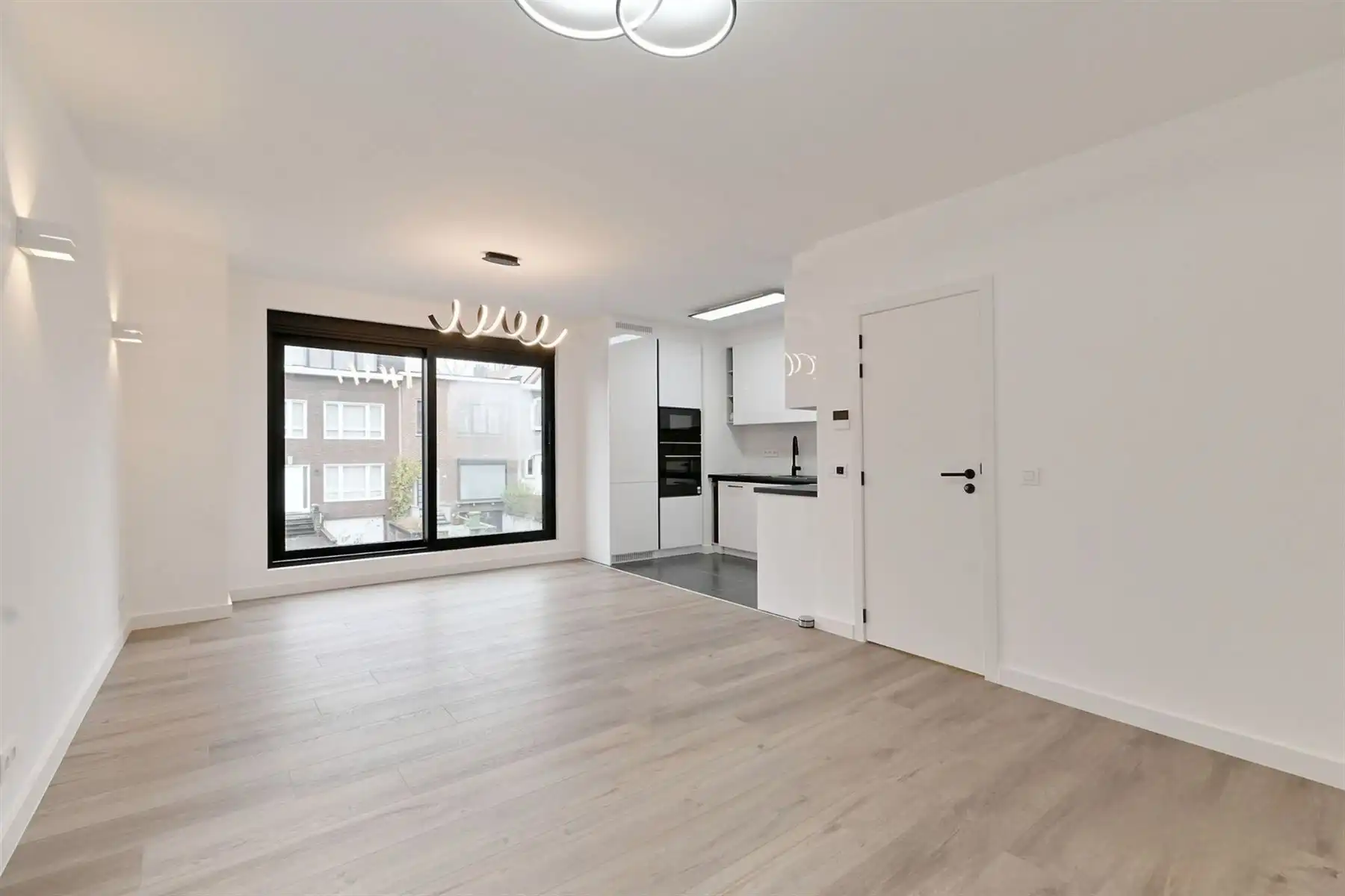 Luxueus gerenoveerd appartement te Berchem! foto 3