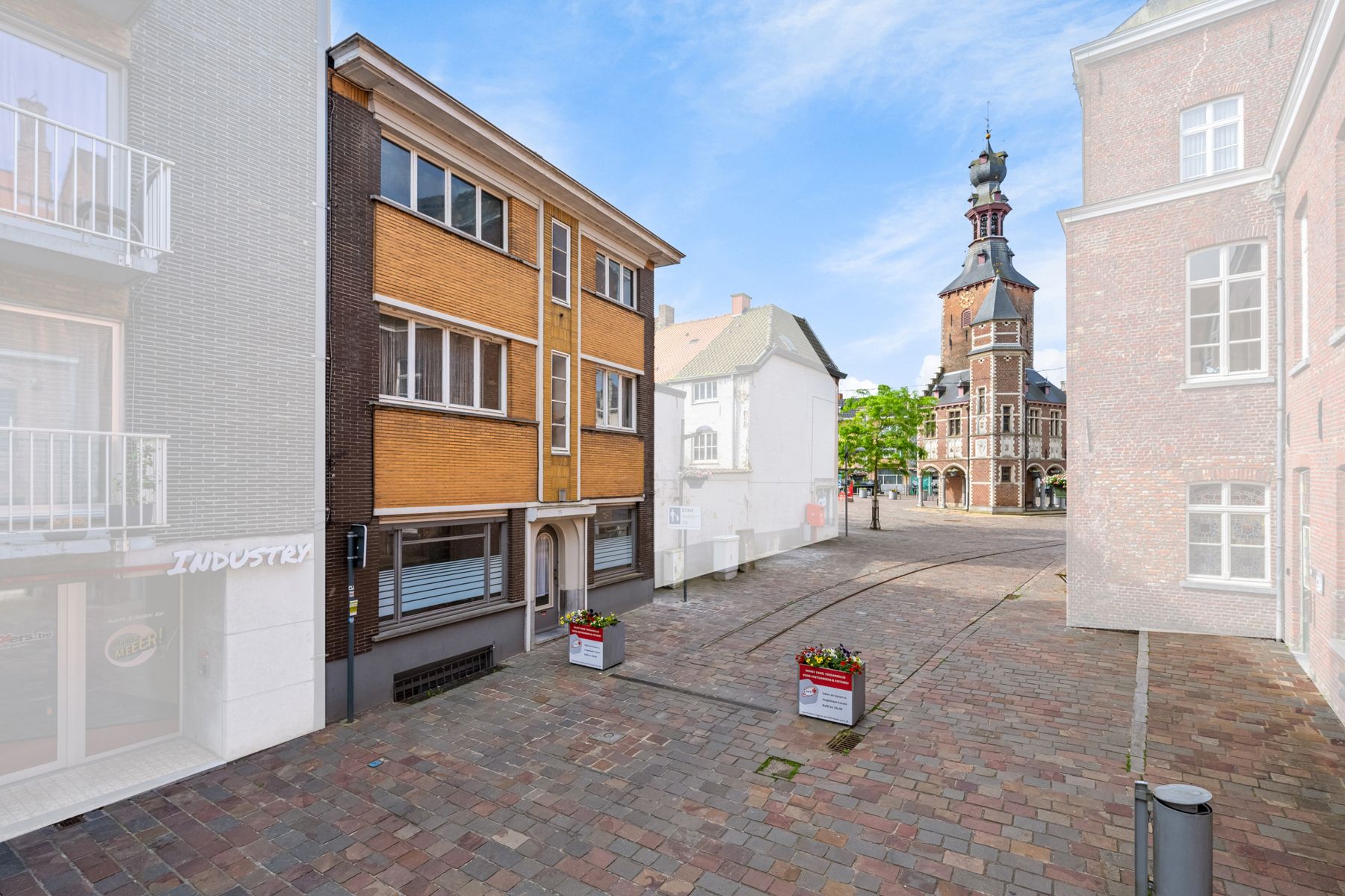 Ruime (handels)woning op de markt van Tielt! foto 1