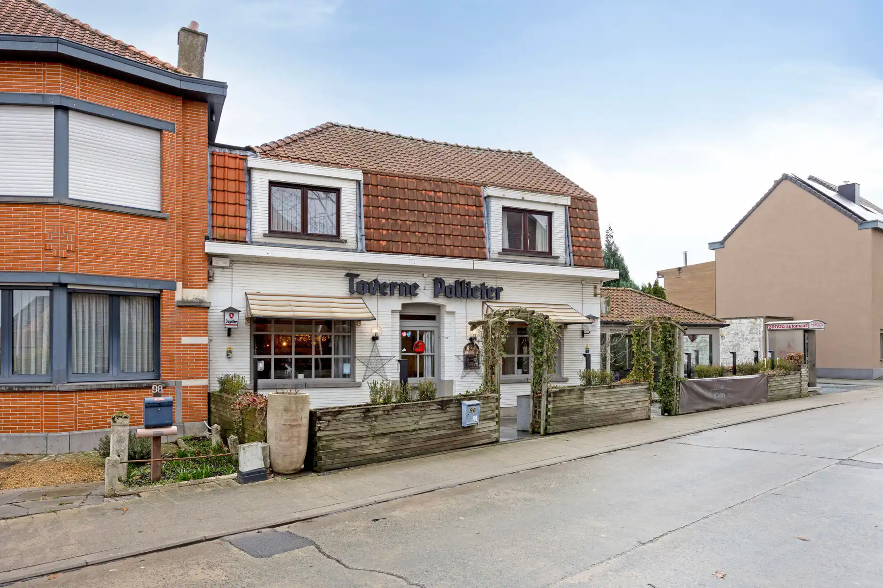 Hoofdfoto van de publicatie: veelzijdig handelshuis met woonst en appartement