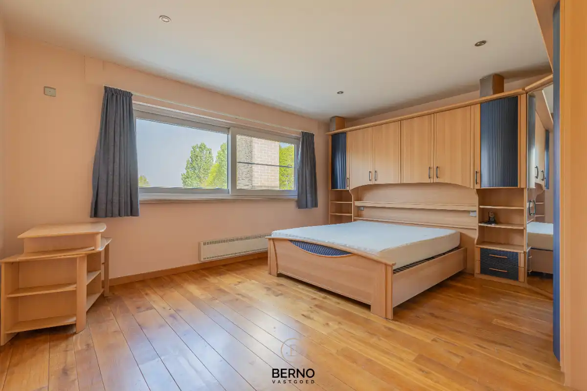 Multifunctionele eigendom met woning en magazijn (300 m²) op 14 are foto 8