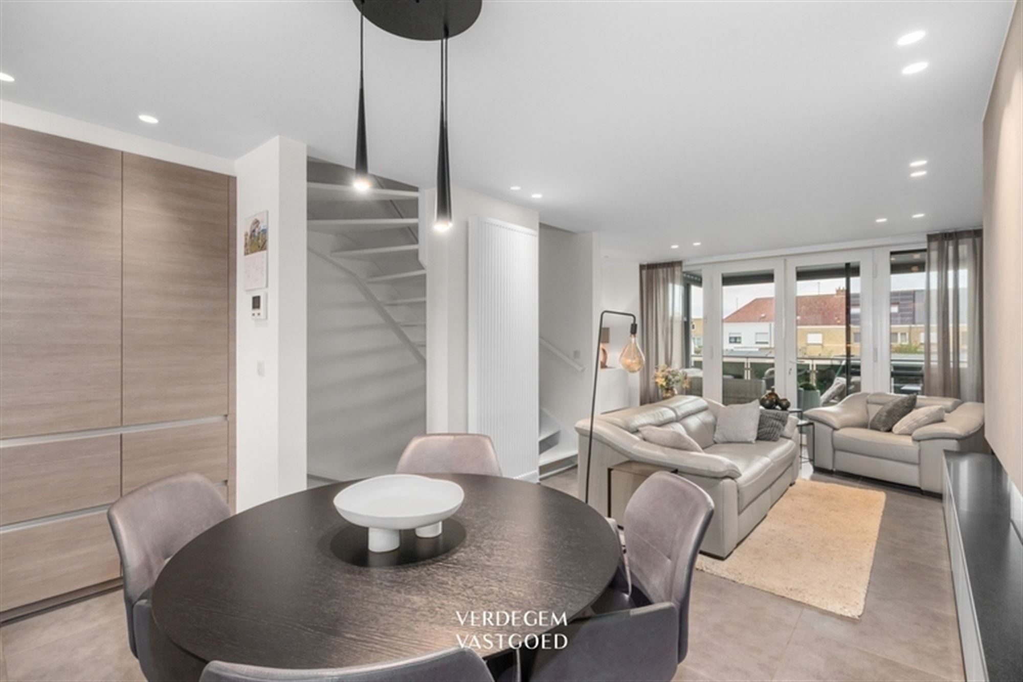 Instapklaar en knap afgewerkte woning met 2 garages, geniettuin en atelier/praktijk foto 5
