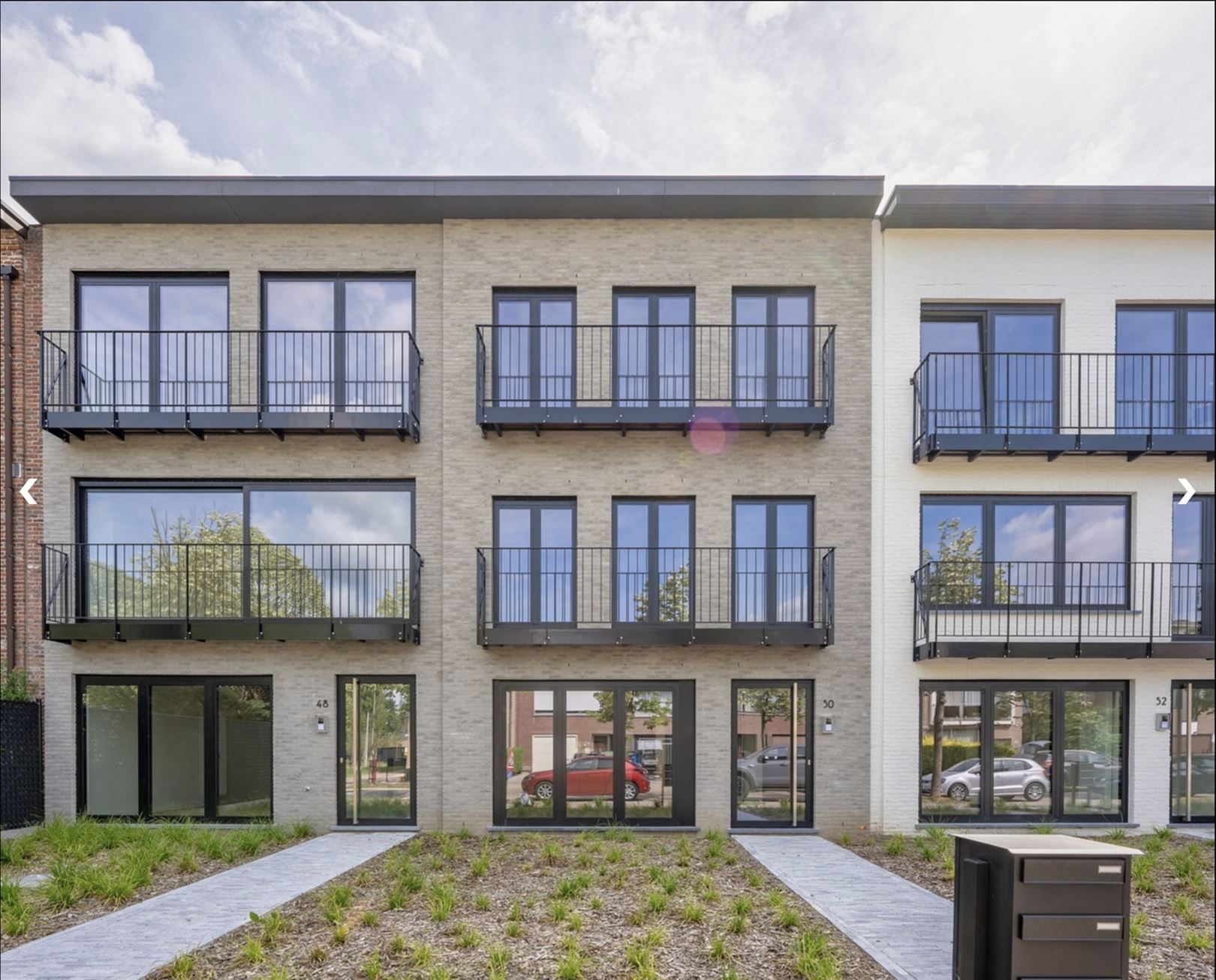 Instapklaar 2-slaapkamerappartement met carport foto {{pictureIndex}}