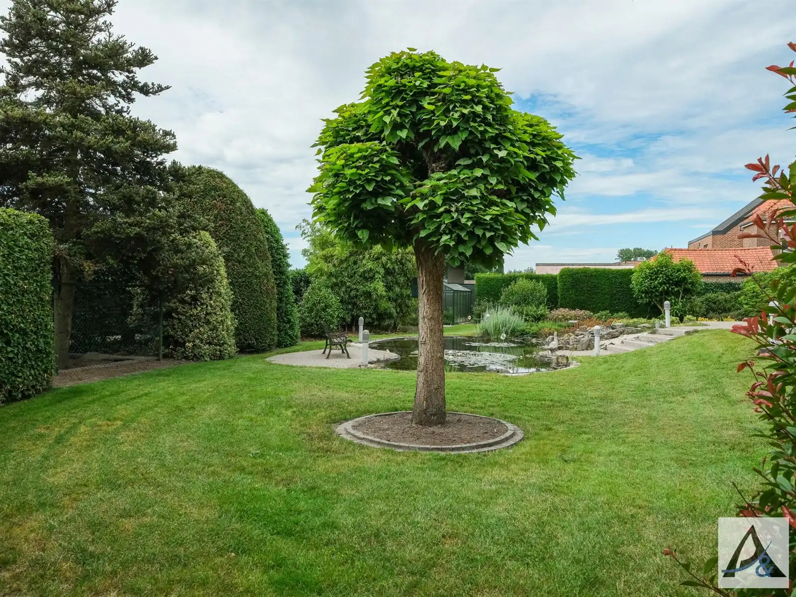 Exclusieve villa met ruime loods in hartje Munsterbilzen foto 12