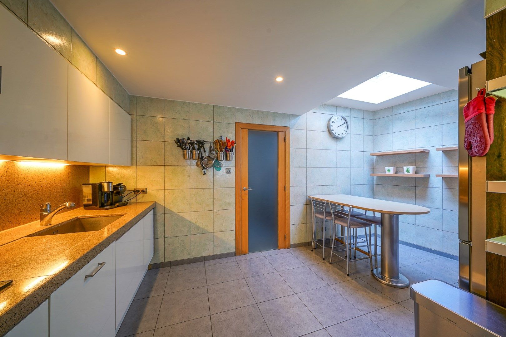 Volledig gerenoveerde woning met 3 slaapkamers, 2 badkamers en ruim dakterras foto 7