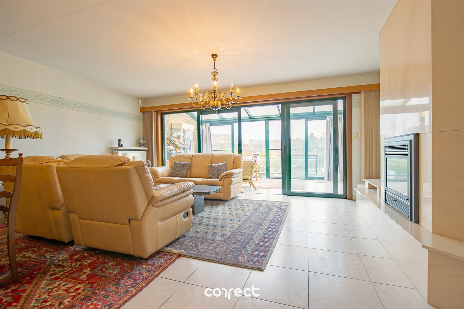 Instapklare gezinswoning met garage voor 3 wagens, terras en ruime zongerichte tuin. foto 3