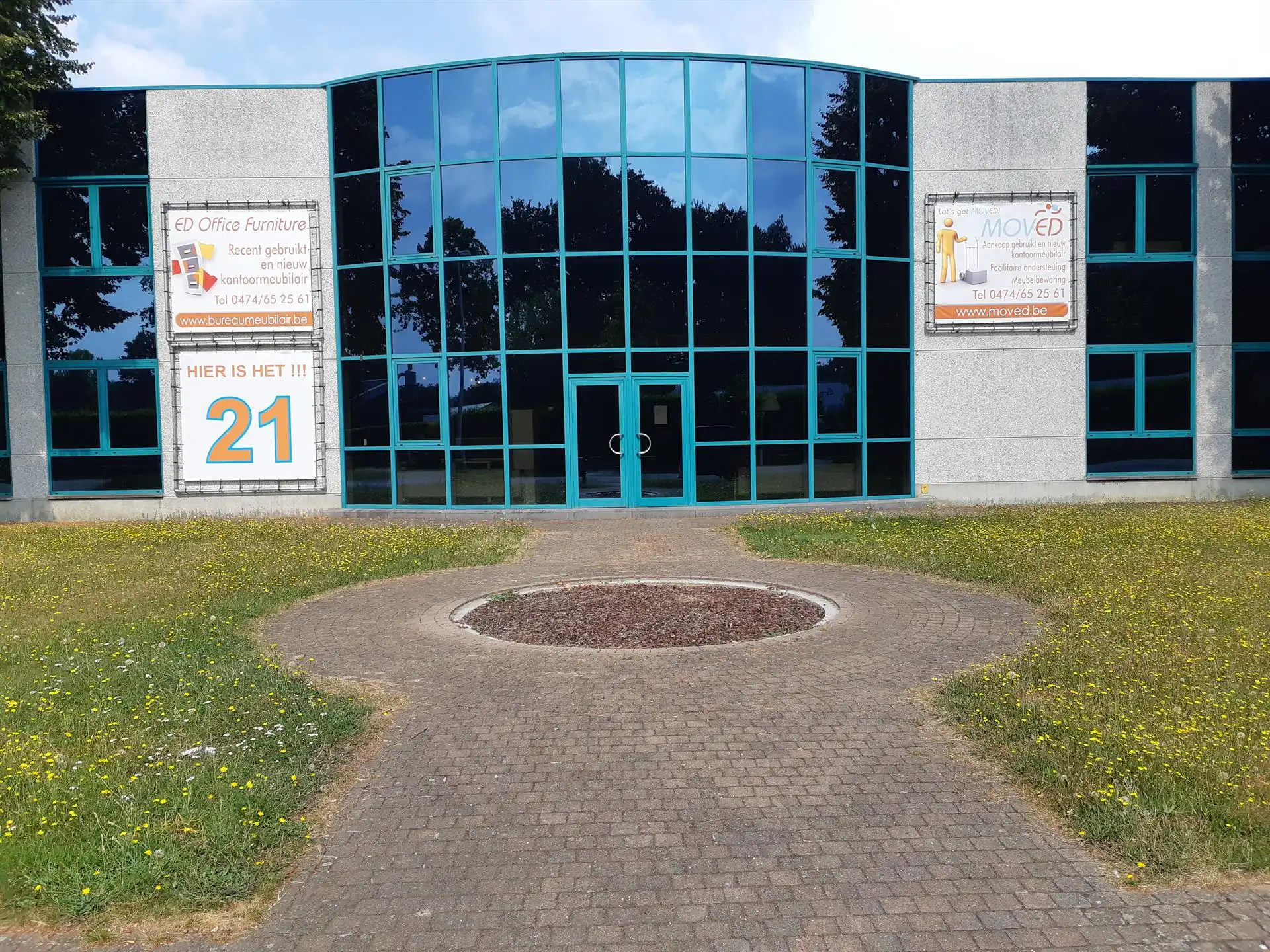 TE HUUR - Bedrijfshal met mooie showroom en kantoorruimte foto 3