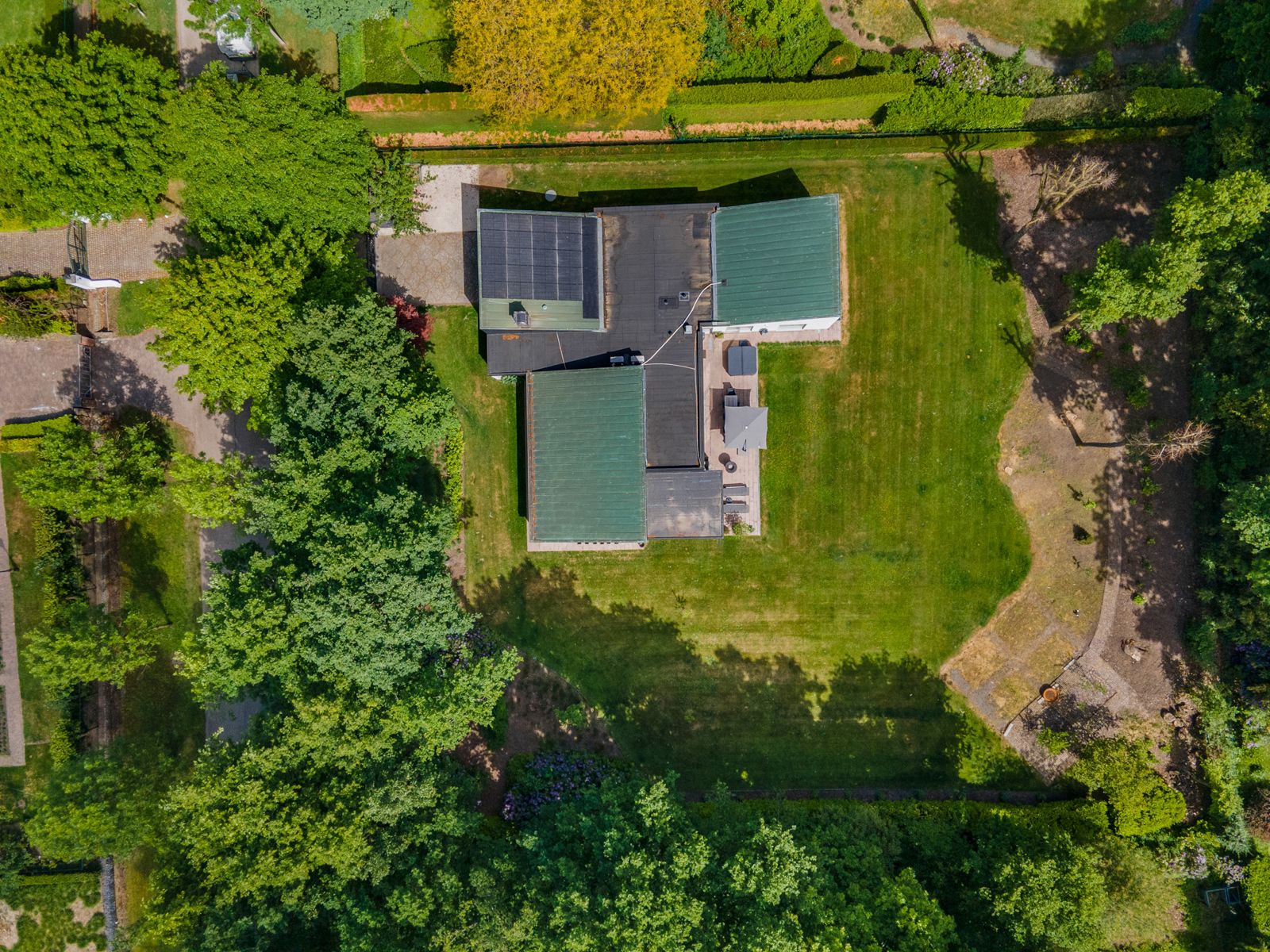 Residentiëel gelegen gelijkvloerse villa op ca. 3.008 m². foto 44
