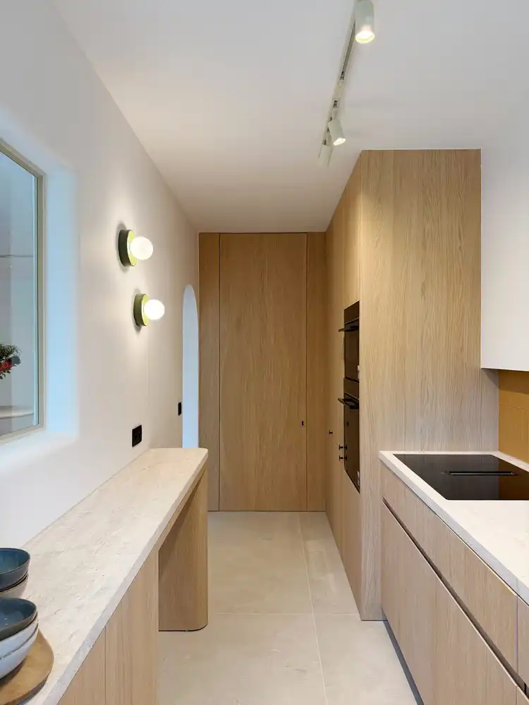 Bijzonder aantrekkelijk gerenoveerd appartement langs de Coupure met hoogwaardig gerenoveerd interieur en twee terrassen foto 4