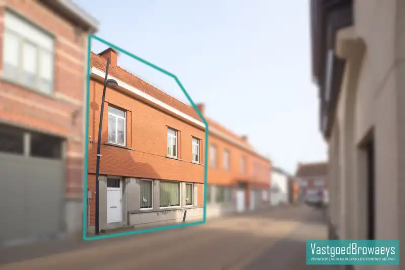Hoofdfoto van de publicatie: Te renoveren woning met terras in het centrum van Balegem.