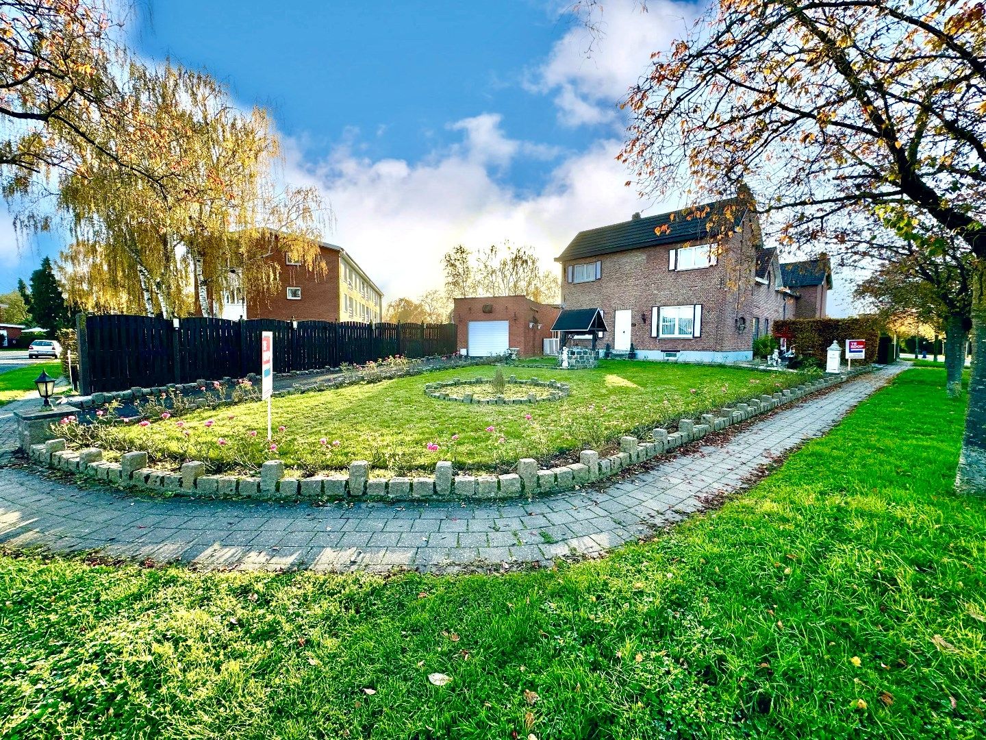 Hoofdfoto van de publicatie: TE RENOVEREN WONING MET 4 SLPKS, TUIN EN DUBBELE GARAGE