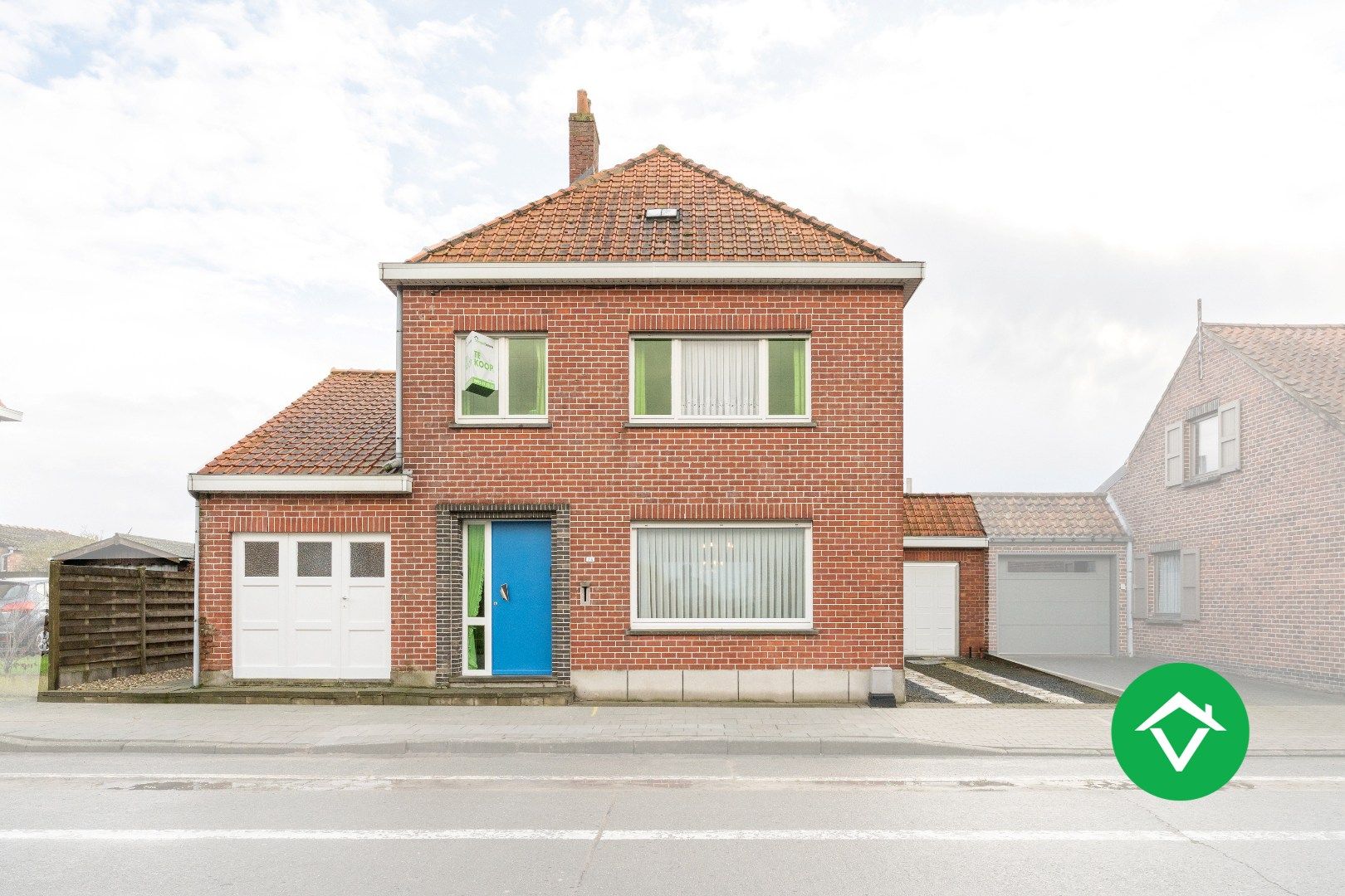 Op te frissen gezinswoning met twee garages en landelijk zicht te Eernegem foto 23