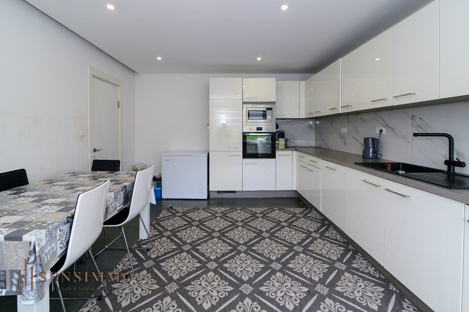 Instapklaar 3-slaapkamerappartement met terras en garagebox in Maasmechelen – Geen renovatieverplichting! foto 8