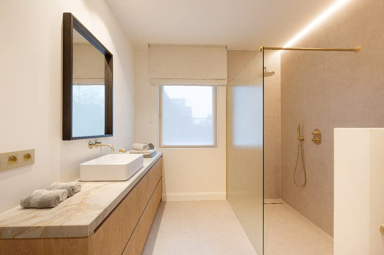 Ruime en elegante alleenstaande villa met luxe afwerking en zonnige tuin foto 33