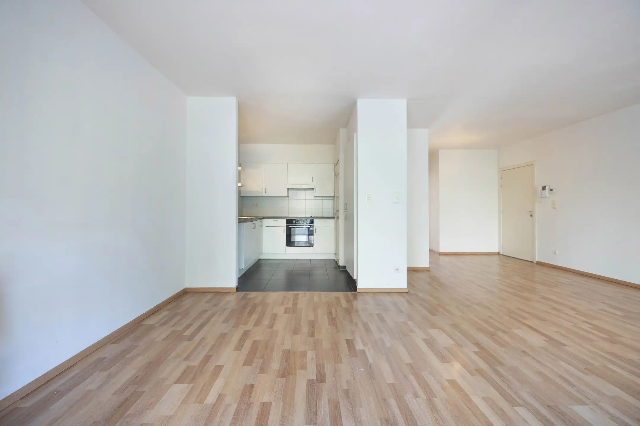 Appartement met 2 slaapkamers + kantoor met terras en P foto 2