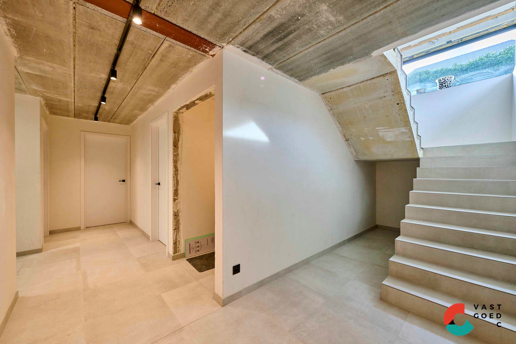 Moderne villa met zwembad op een knap perceel van 16 are. foto 18