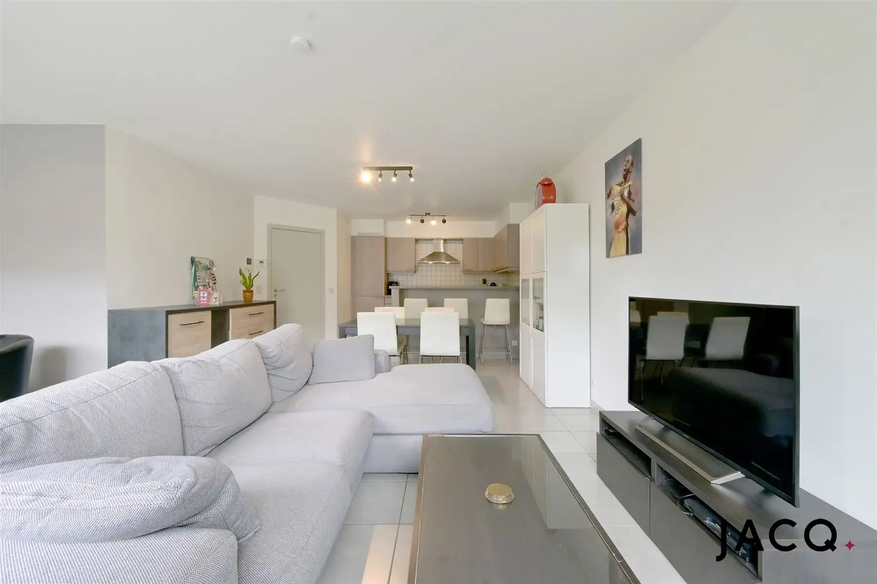 Instapklaar appartement met 2 slaapkamers op toplocatie! foto 3