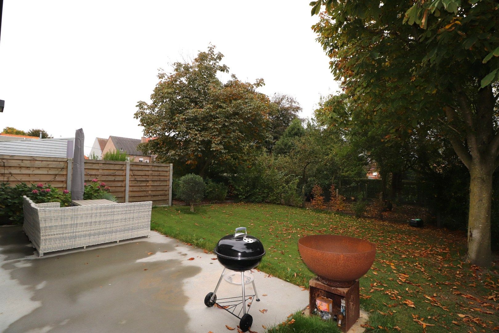 Moderne halfopen bebouwing met carport en tuin foto 6