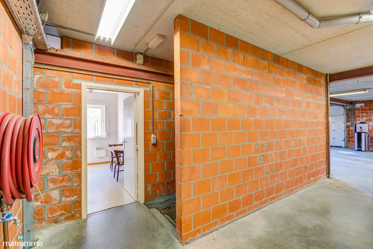 RUIM HANDELSPAND (SHOWROOM/BUREAU EN ZEER GROOT MAGAZIJN) MET VEEL MOGELIJKHEDEN TE BILZEN foto 13
