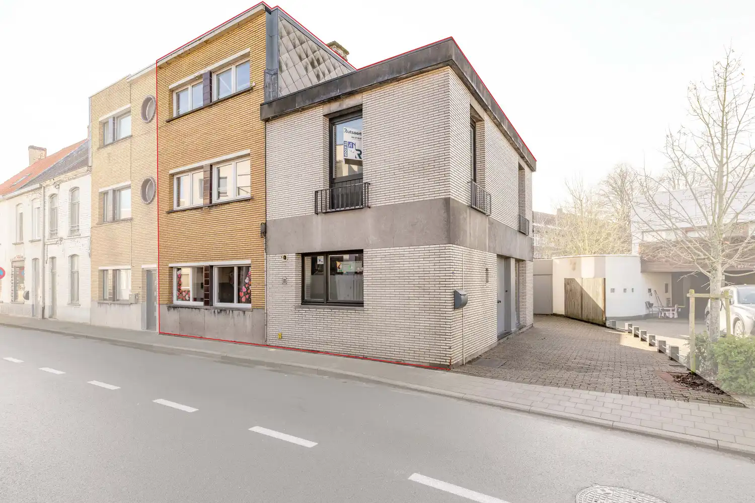 Halfopen woning met garage te Meulebeke. foto {{pictureIndex}}