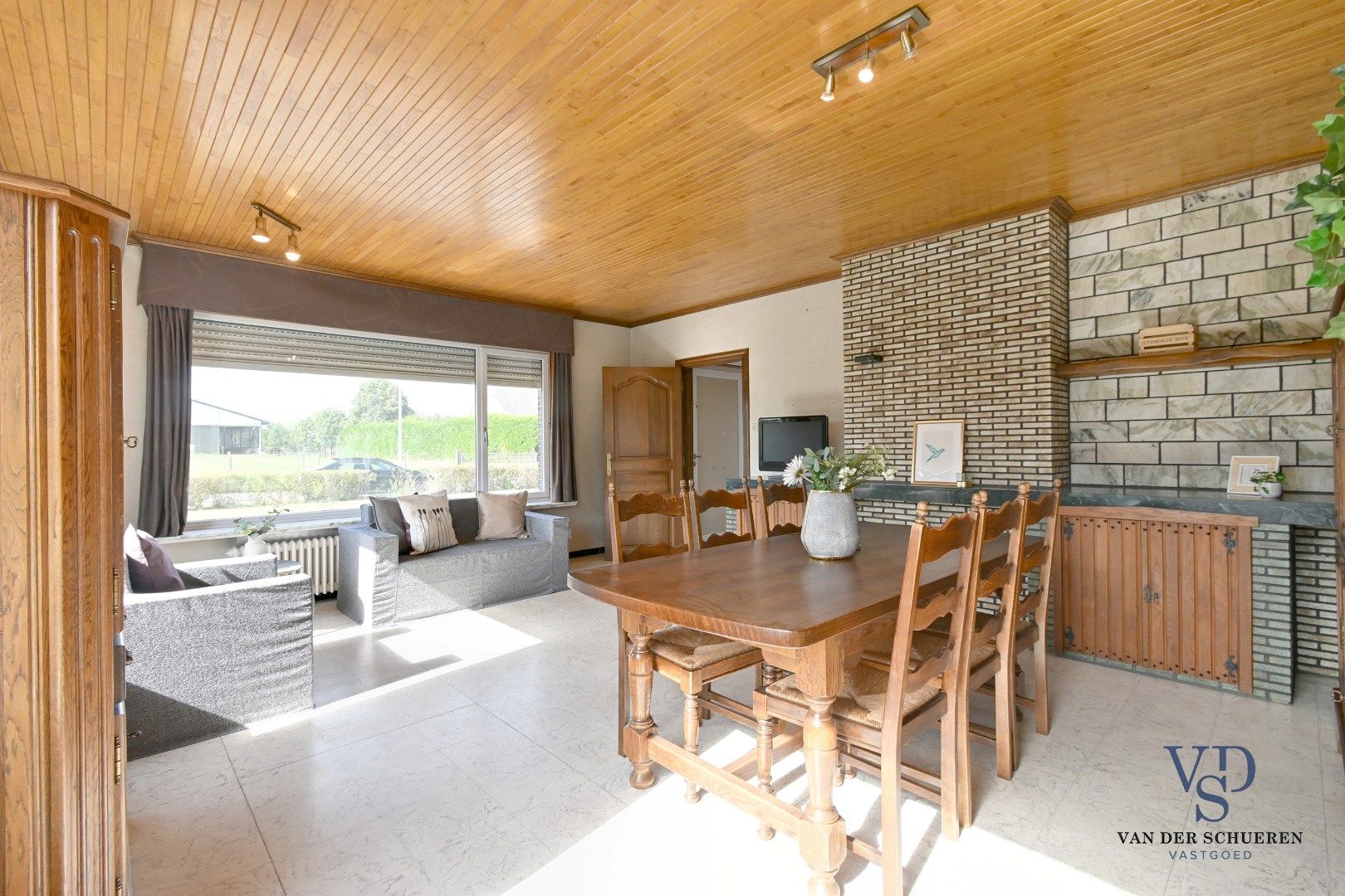 Te renoveren bungalow op een perceel van ca. 2.840 m² foto 8