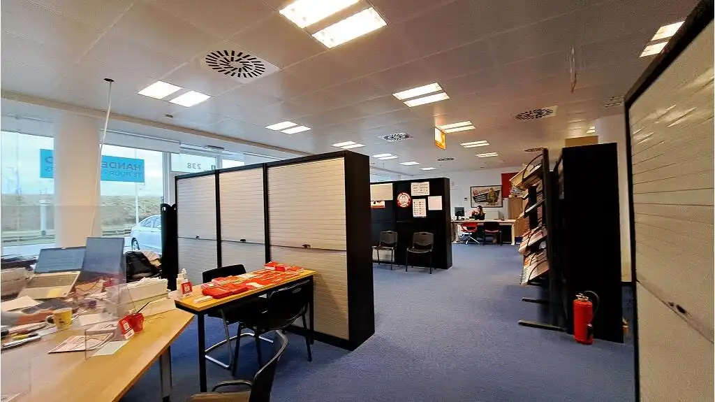 Ruime kantoor- of handelsruimte te huur in Zeebrugge foto 2