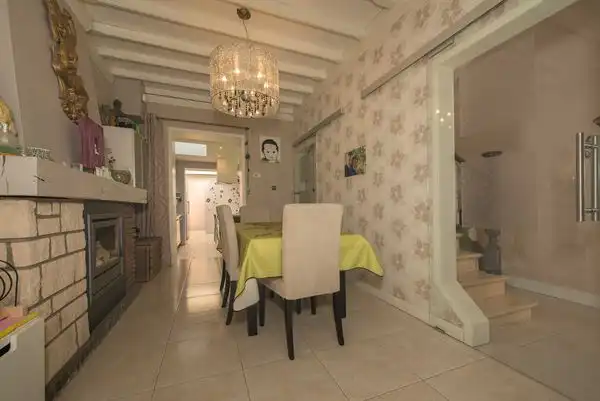 Ruime driegevelwoning in goede staat van onderhoud met 3 slaapkamers, grote tuin en aanbouw te bereiken via zij-ingang (rechts naast de woning), op een perceel van meer dan 18 are foto 5