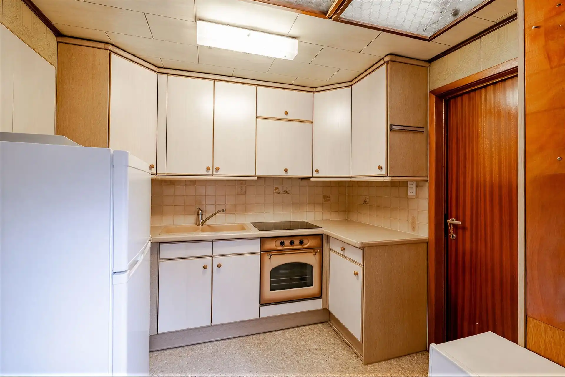 Charmante rijwoning met garage en groene tuin, klaar voor jouw stempel foto 10