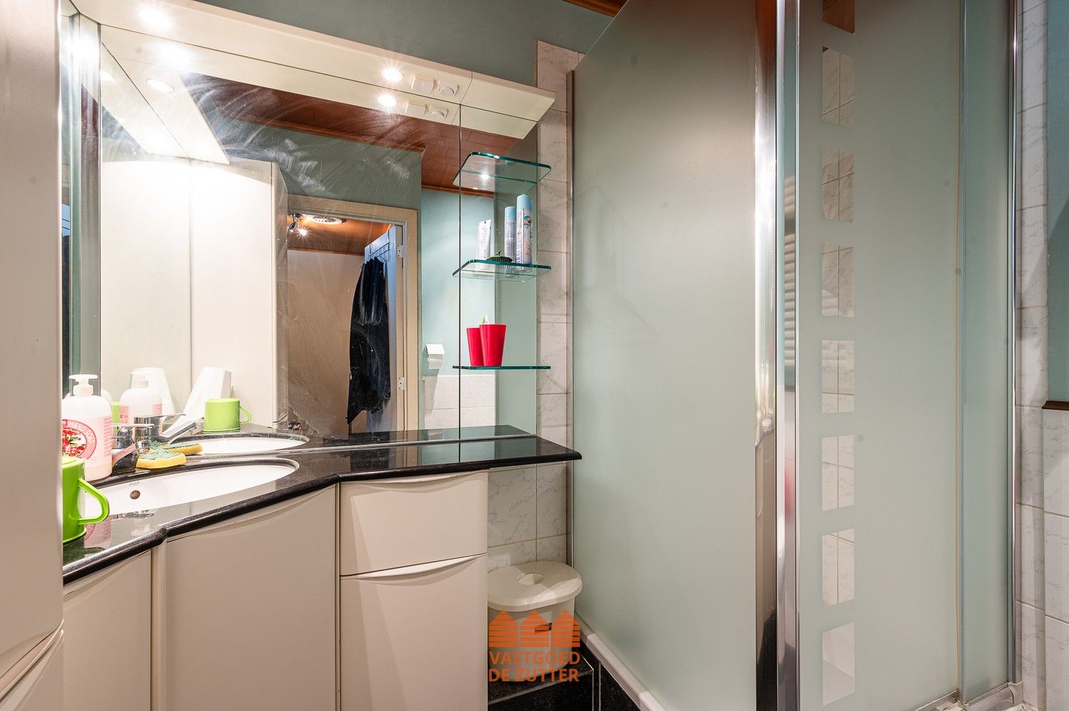 Ruime woning met garage en verhuurde studio foto 27