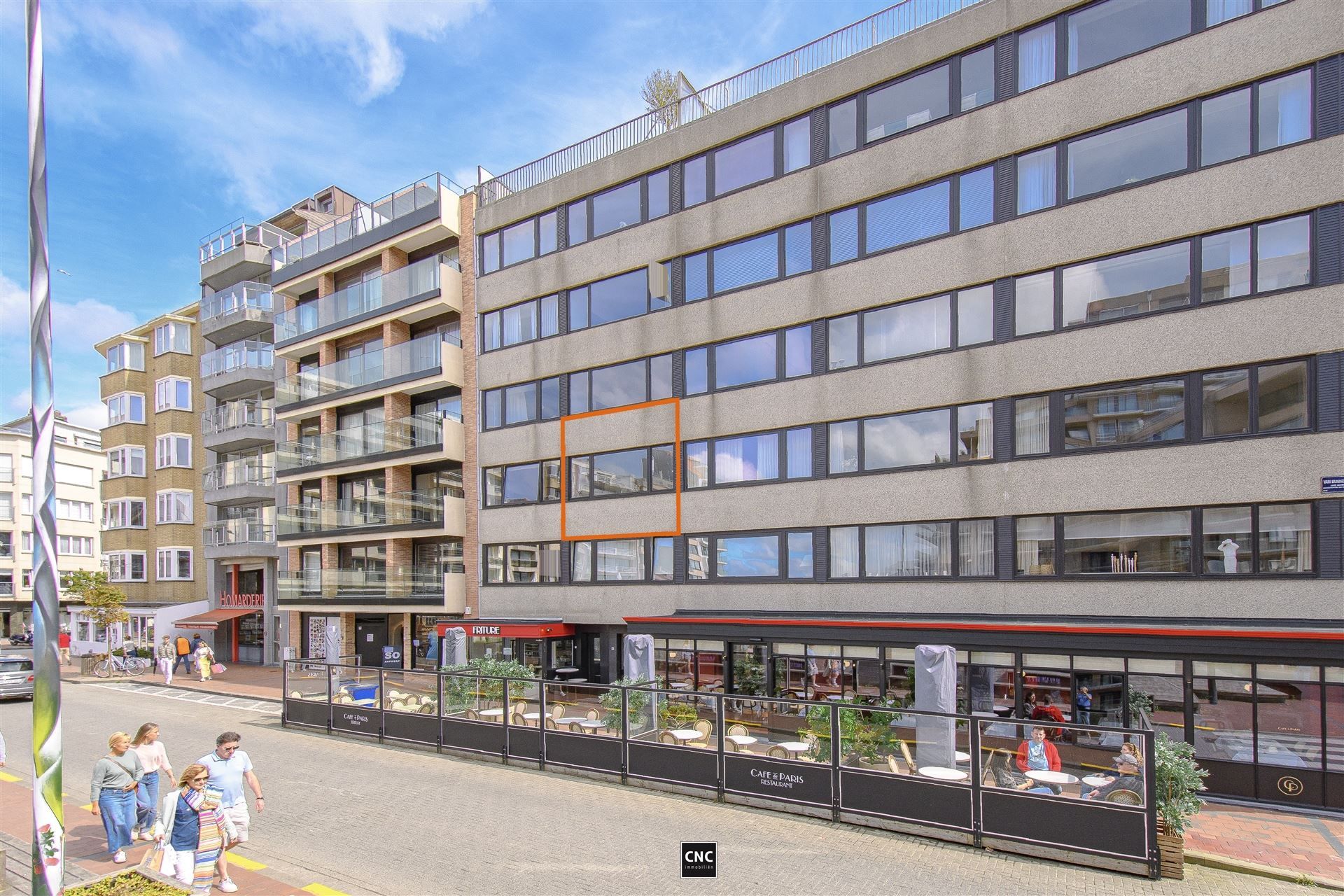 Charmante appartement gelegen in het bruisende centrum van Knokke, tegenover het Van Bunnenplein met zicht op zee foto 8