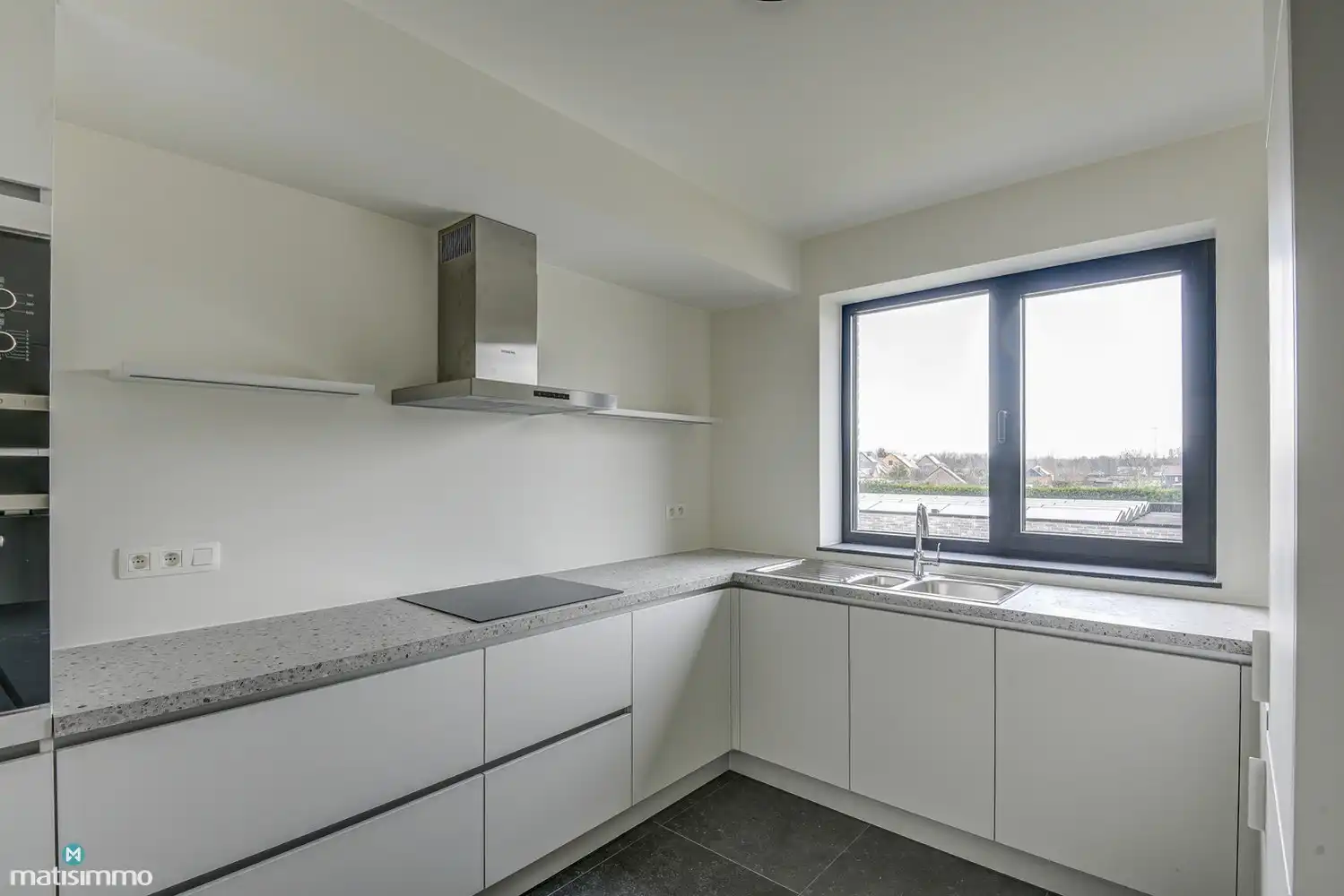 RUIM NIEUWBOUW APPARTEMENT MET 2 SLAAPKAMERS, OVERDEKT TERRAS, GARAGE, AUTOSTAANPLAATS EN KELDERBERGING TE BEVERST foto 9