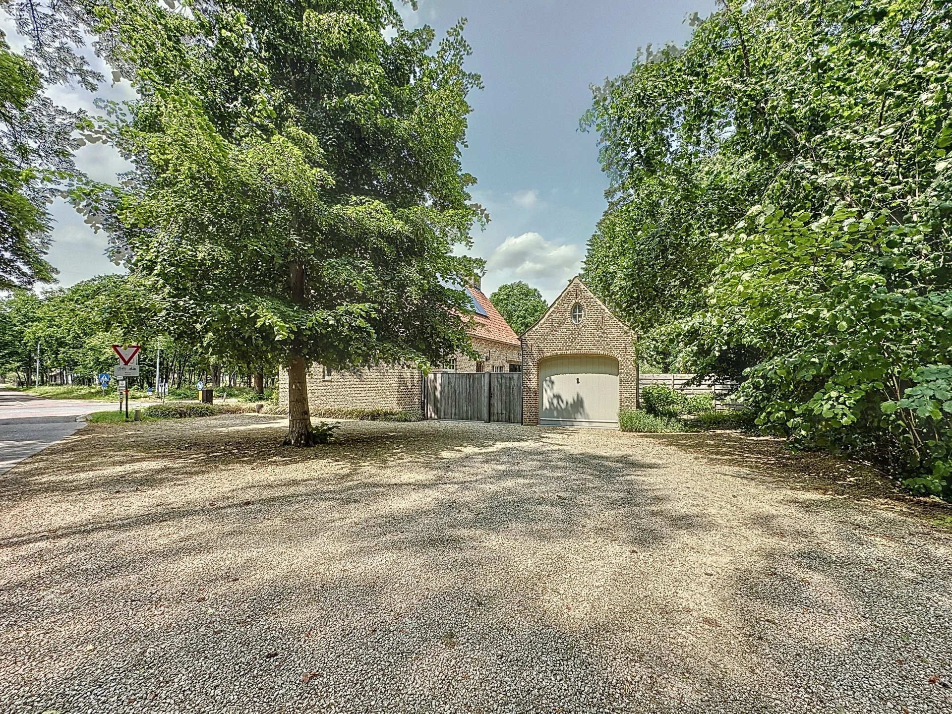 Prachtige villa met 3 slaapkamers op een perceel van +/- 60 are. foto 2